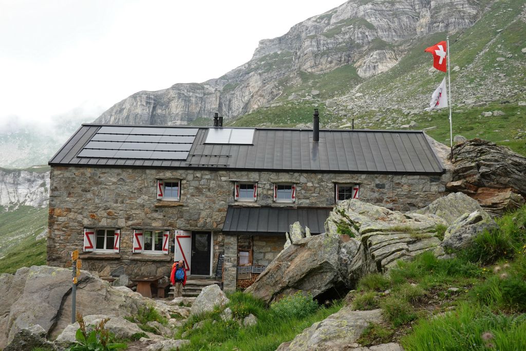 Courte descente et arrivée au refuge Binntalhütte à 2267 m (CAS) . Ici, bivouac interdit !